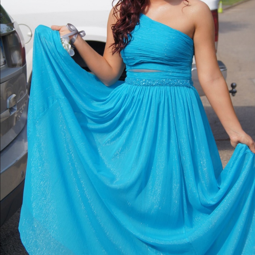 Beautiful blue prom dress!